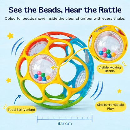 Bébé tenant une balle sensorielle multicolore dans ses mains