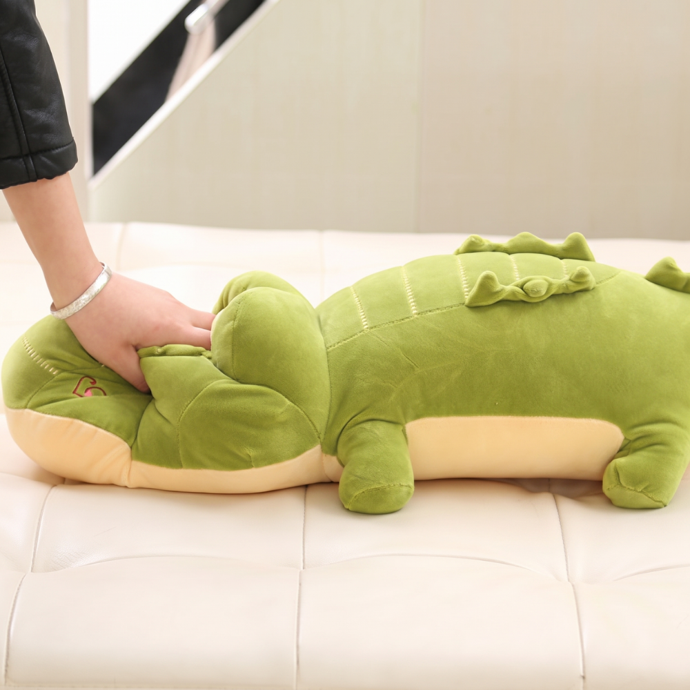 Détail de la tête et du visage de la peluche crocodile
