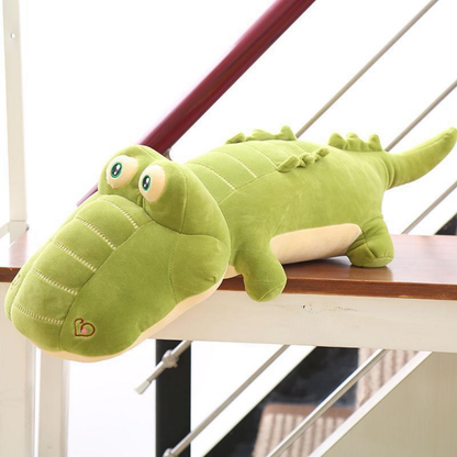 Compagnon en peluche crocodile posé sur une surface claire