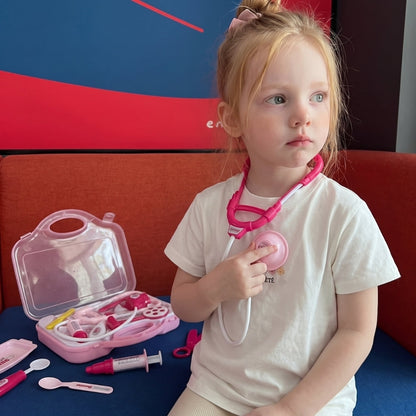 Accessoires de médecin pour enfants réunis dans une trousse de jeu