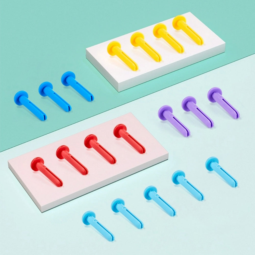 Petites mains manipulant le marteau et les pièces du jeu