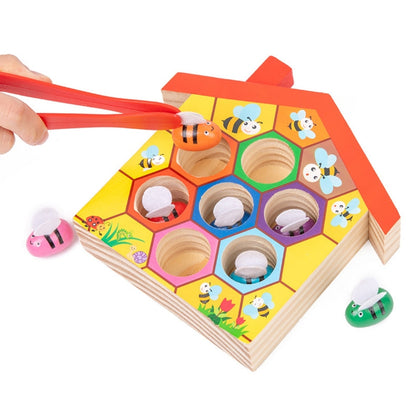 Pièces du jeu de tri Montessori présentées à côté de la ruche en bois