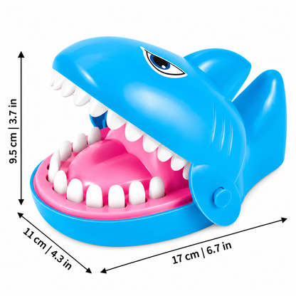 Enfant jouant au jeu de requin à morsure de doigt avec amusement