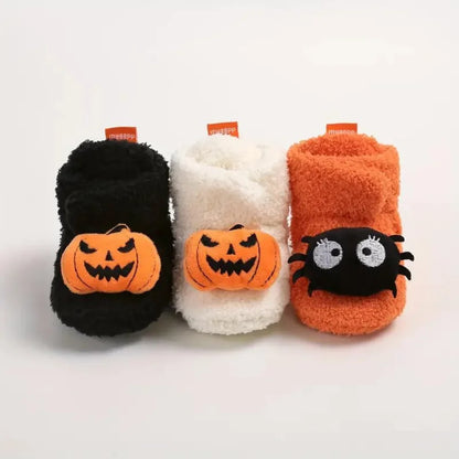 Paire de pantoufles d’Halloween pour enfant présentée de profil