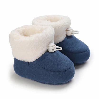 Détail de la bordure moelleuse des bottes pour bébé