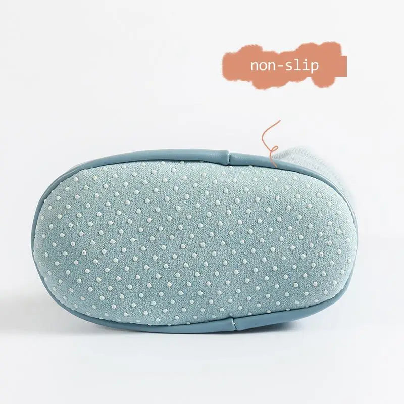 Vue latérale des souliers-chaussettes pour bébé