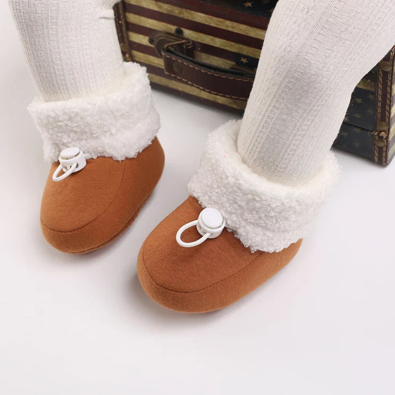 Vue de face des bottes d’hiver douces pour bébé