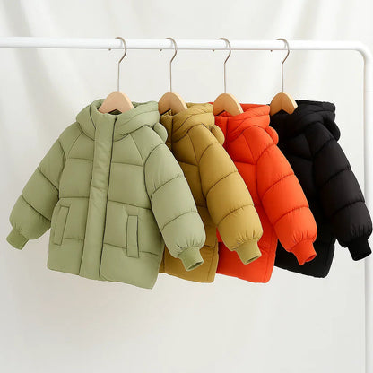 Vue de face du manteau d’hiver à capuchon pour enfant