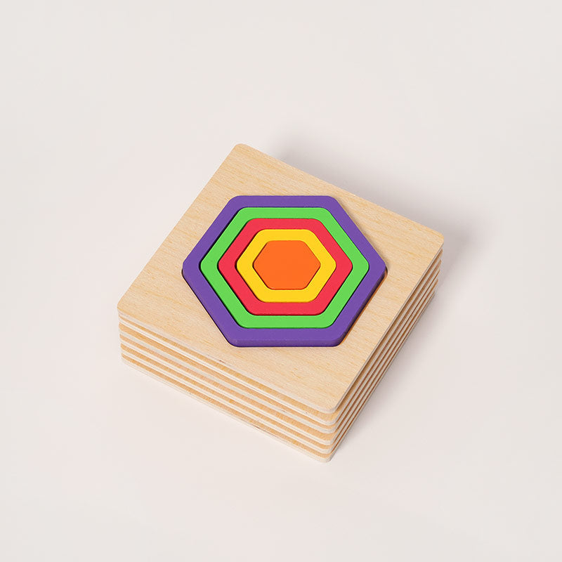 Enfant manipulant un casse-tête de formes Montessori en bois
