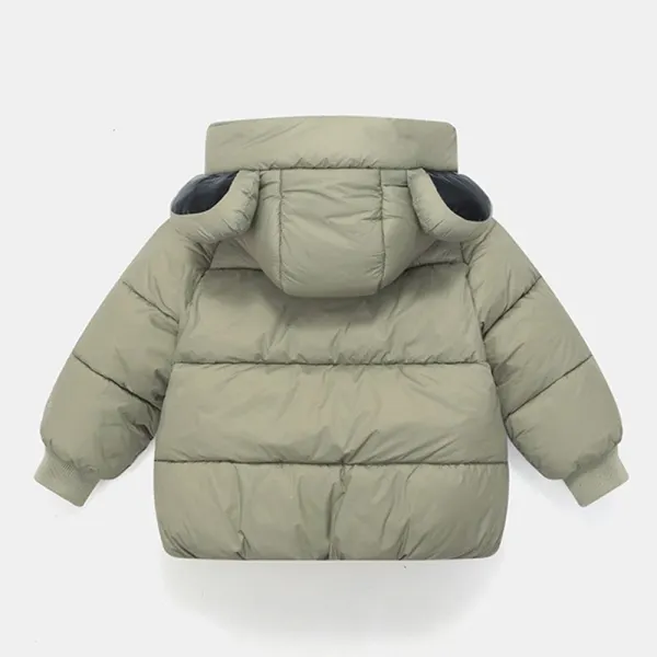 Manteau avec capuchon relevé pour protéger l’enfant du froid