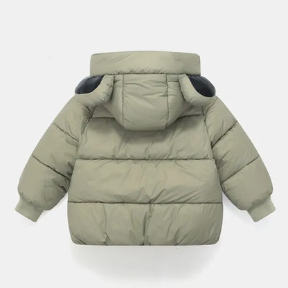 Manteau avec capuchon relevé pour protéger l’enfant du froid